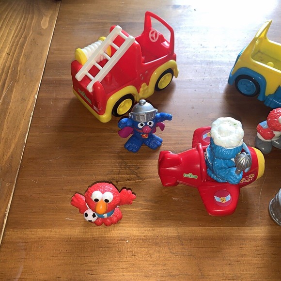 Hasbro 2010-13 Sesame Street Workshop Airplane,fire truck, & stroller + figures - Picture 5 of 9